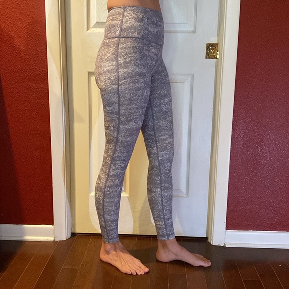 Lululemon Wunder Under High Rise - Size 4 - Picture 5 of 5